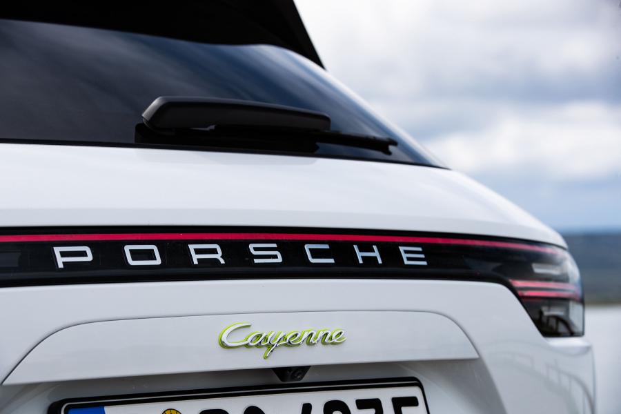Логотип Porsche Cayenne E-Hybrid (PO536) 2018 года  (WW) (фото 3 из 85)